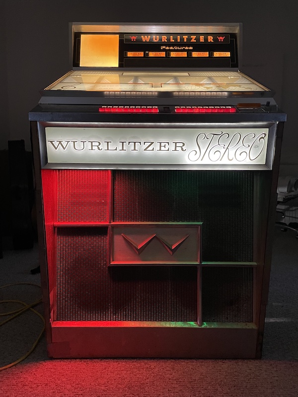 Wurlitzer 2710 front view with lights