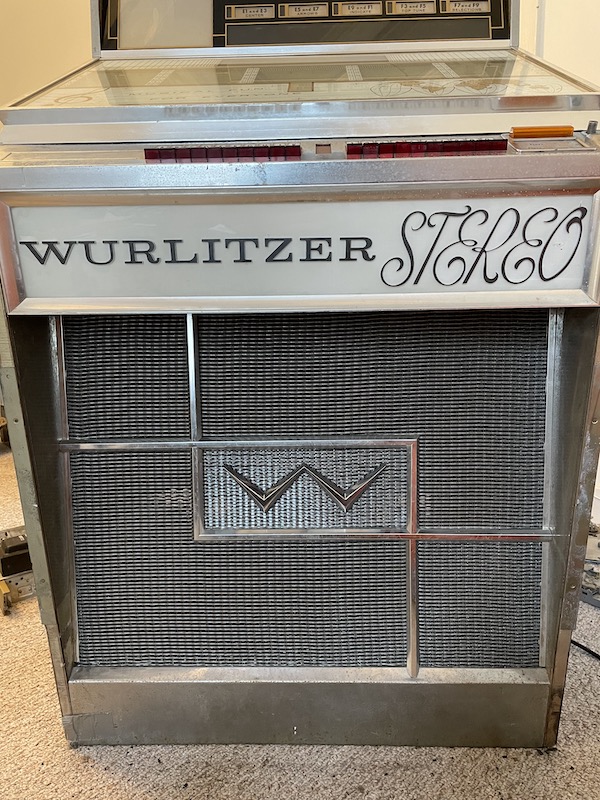 Wurlitzer 2710 with speaker grille cloth